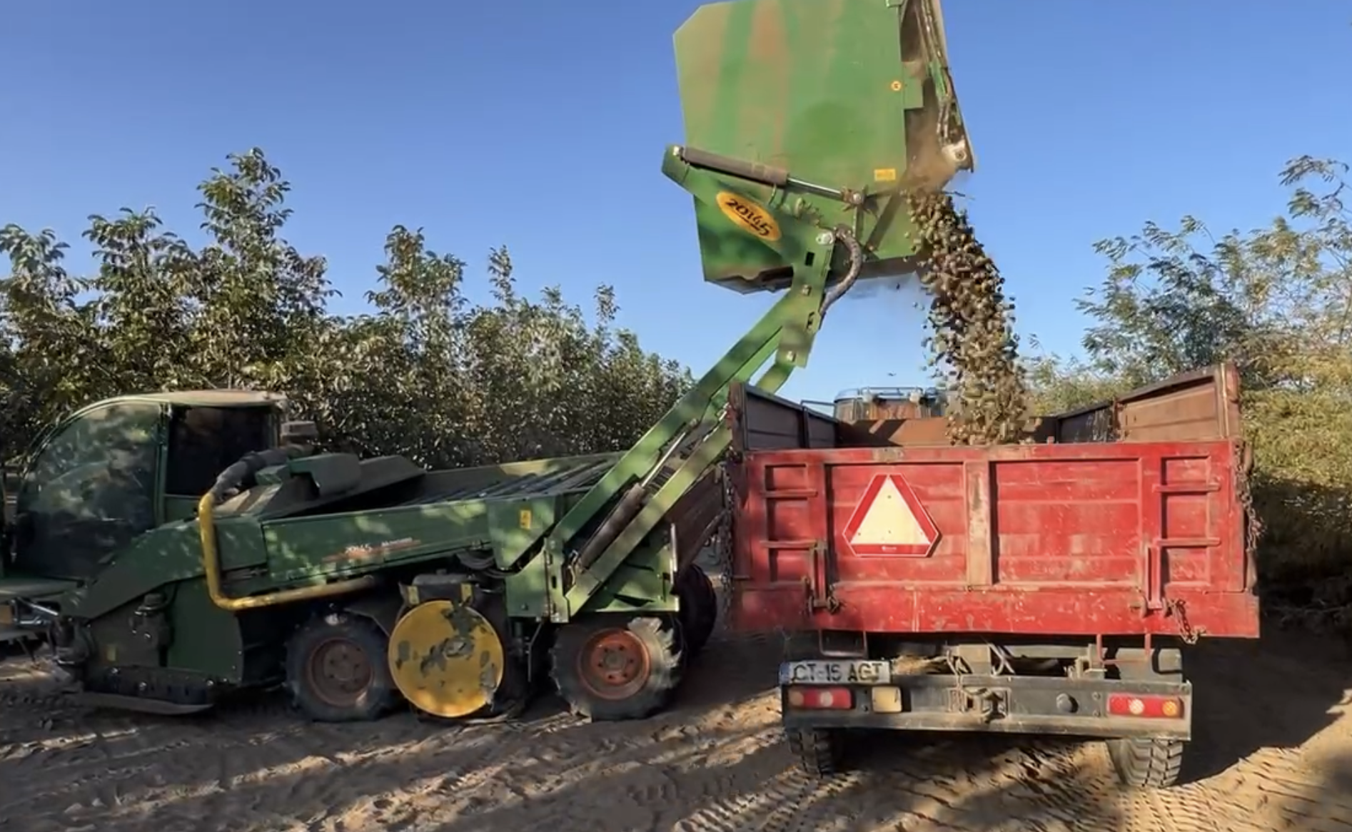Monchiero 20125 Ferox 3,1 m³ haznesini traktör römorkuna boşaltıyor